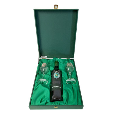 Boite avec une bouteille de vin rouge et deux verres - Sporting CP